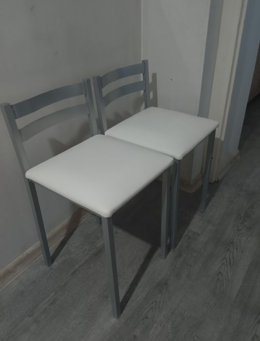 2 hokery krzesła srebrne siedzisko ekoskóra