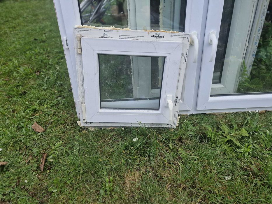 Okno plastikowe, biale ,grzejniki panelowe, parapet zewnetrzny