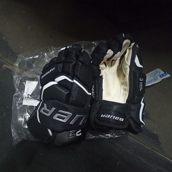 Хоккейна форма (ковзани, щіткі, труси нагруднік, лікті крагиі шоломи)