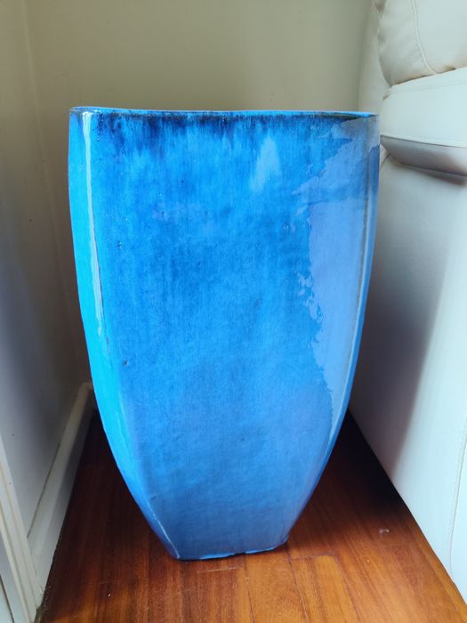Vaso decorativo azul em cerâmica para exterior
