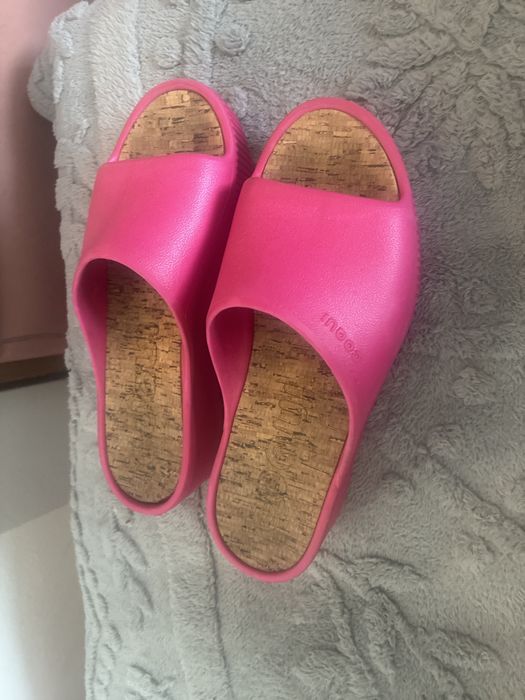 Klapki na koturnie raz zalozone