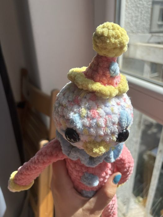 Szydełkowany pluszowy różowo-niebiesko-żółty klaun