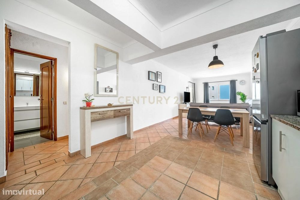 Apartamento T1 com piscina, elevador, jardim a  900 metros da praia.
