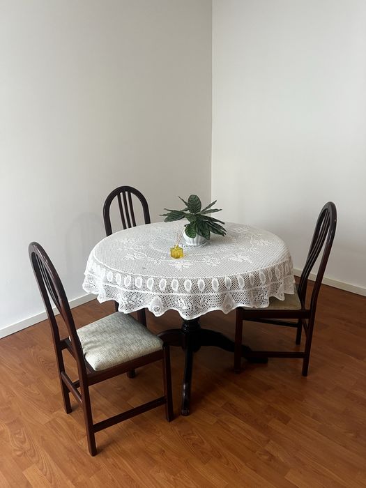 Mesa de madeira redonda + 3 cadeiras