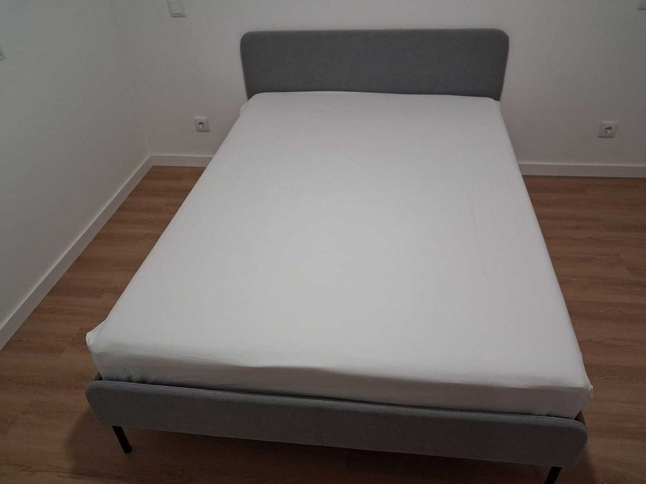 Cama de casal com colchào