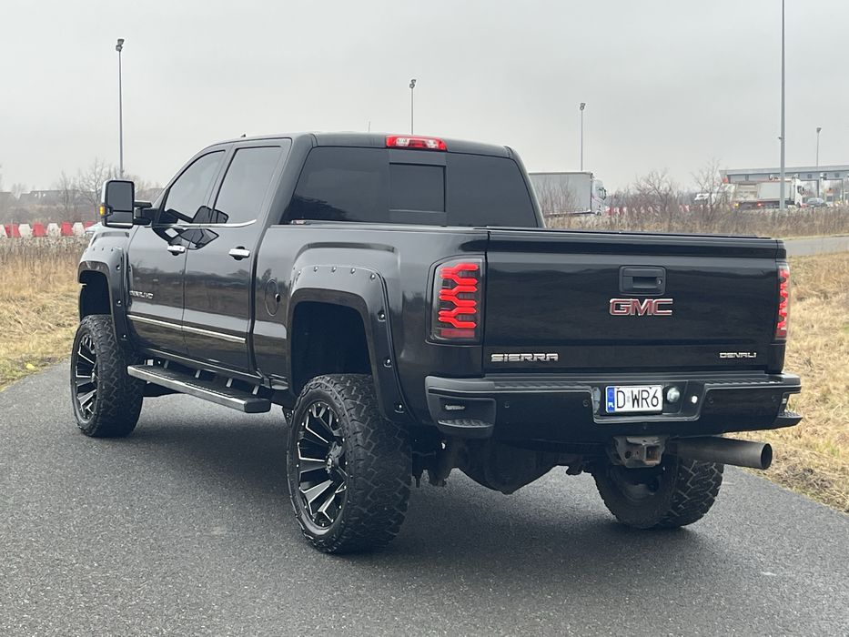 GMC Sierra 2500 6.6 V8 Duramax Diesel Denali - RAM F150 Silverado