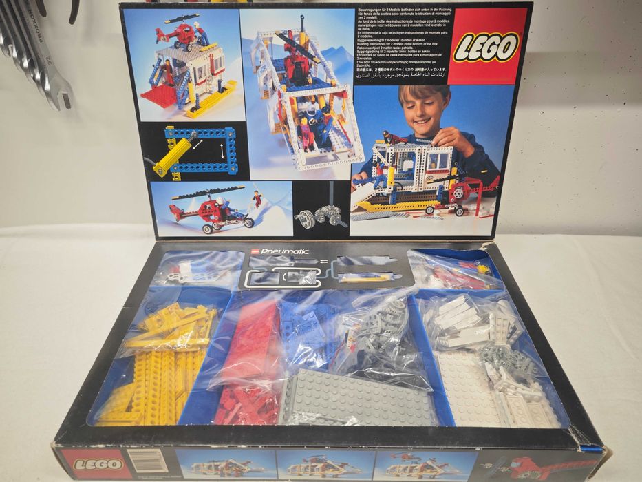 Lego Technic 8680 "Arctic Rescue Base"; 1986; [181]