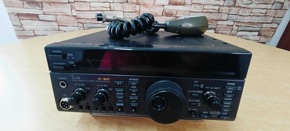 Radioamador Icom IC-821