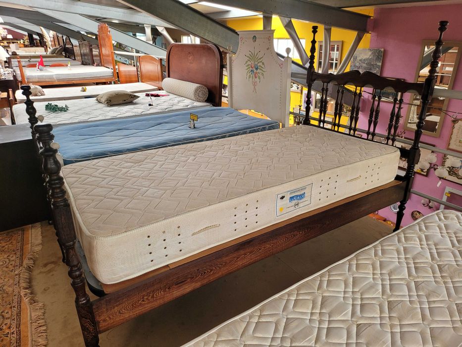 Cama de solteiro em madeira com estrado e colchão - Bom e