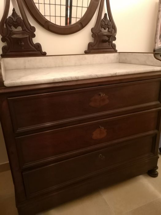 Cómoda antiga com espelho