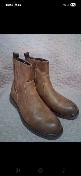 Botas castanhas com elastico e fecho