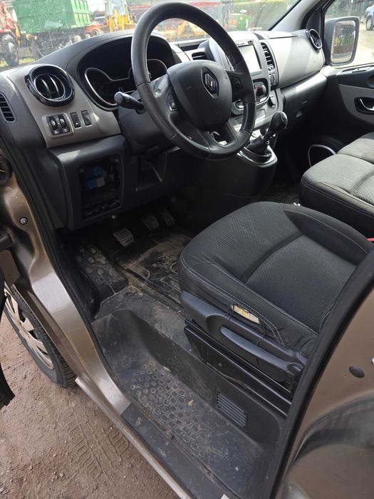 RENAULT TRAFIC 2015 rok blaszak