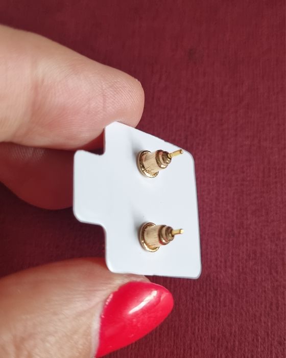 Brincos dourados, em aço, trevos brancos ou pretos. De pico.