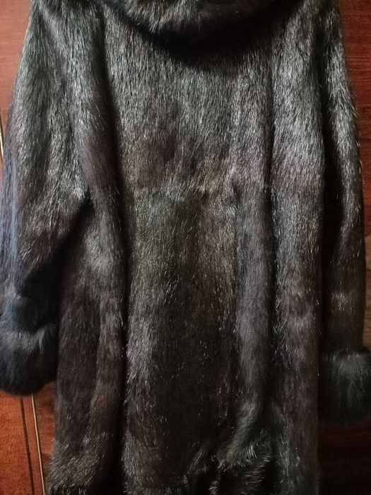 Женская шуба из нутрии с песцовыми вставками