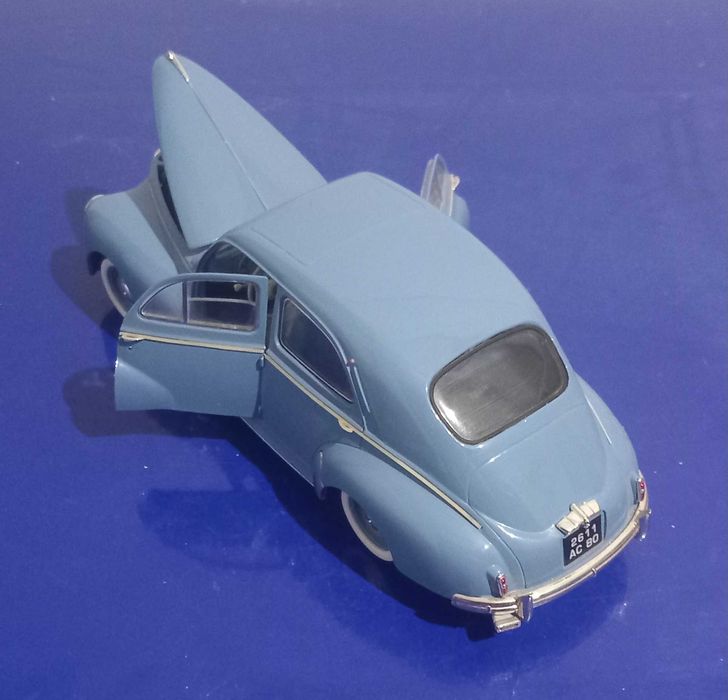 Miniatura de coleção escala 1.18 da solido