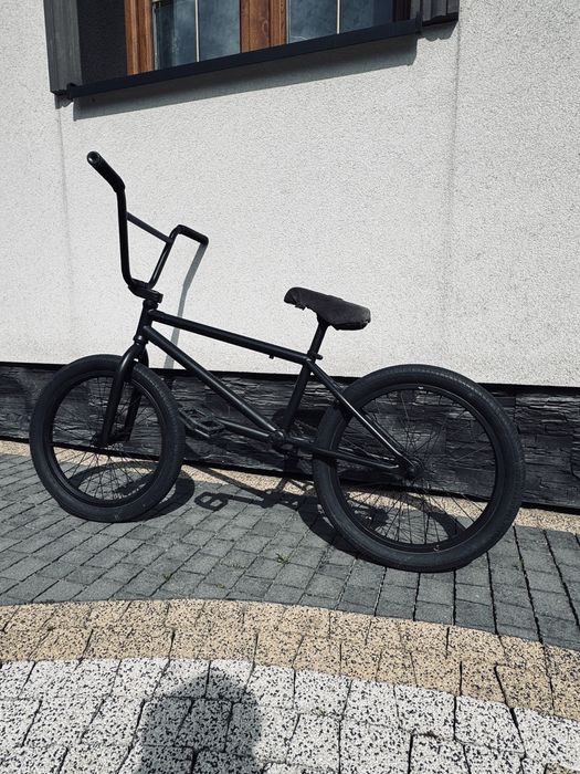 Czarny rower bmx