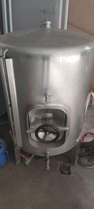 2 cubas em inox, 1000 litros e 250 litros.