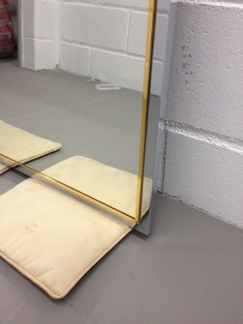 Espelho 90 x 70 com fina moldura em latão cromado