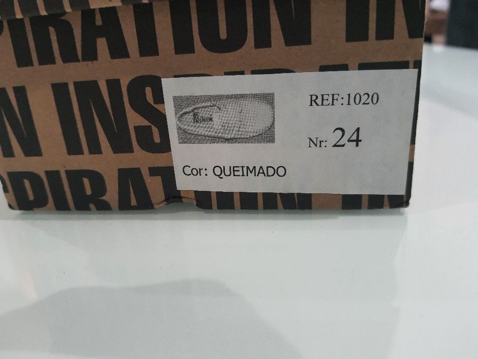 Sapatos de vela em pele com velcro