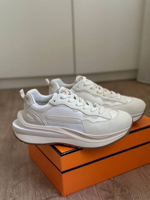 Кросівки . Кросівки жіночі, замша. Розмір 40, на 39. По устілці 25.5.