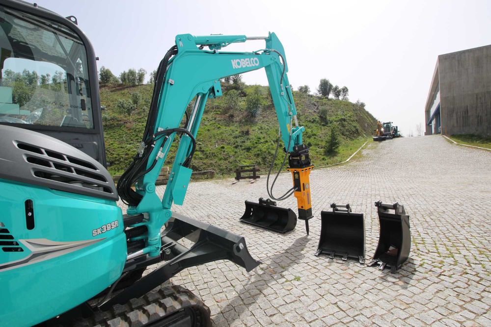 Minigiratória Rastos  Kobelco SK39 SR7 Especial Campanha: 57.200.00€ Conjunto: Martelo hidráulico 3 baldes Engate hidráulico, ar condicionado