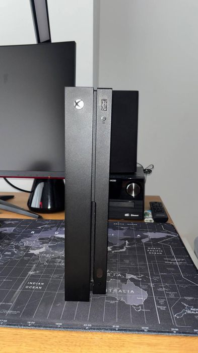 Xbox One X 1 TB + pad, wszystkie kable