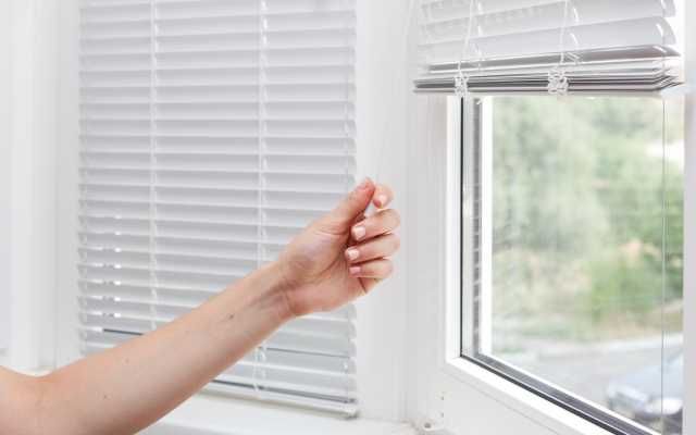 Жалюзі білі, кольорові, горизонтальні алюмінієві