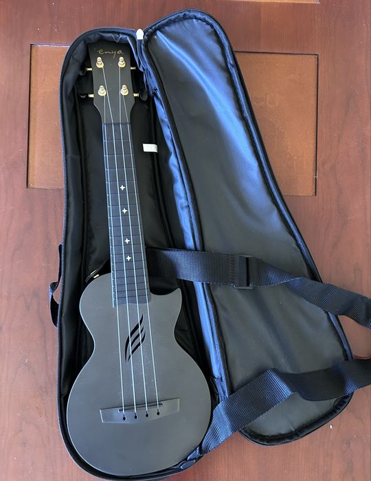 Ukulele Enya com acessórios