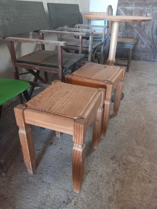 Funcionam como assentos banquetas quanto como mesas de apoio mesas de cabeceira ou laterais de pinho  Altura 45 Largura 40cm por 35cm
