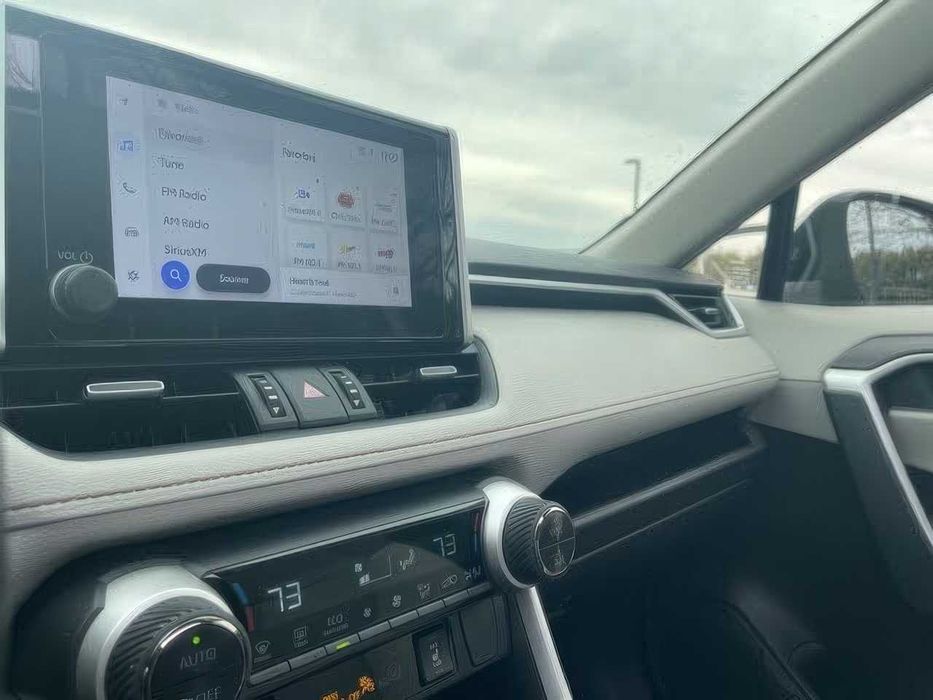 Toyota RAV4 Hybrid XLE Premium      2024