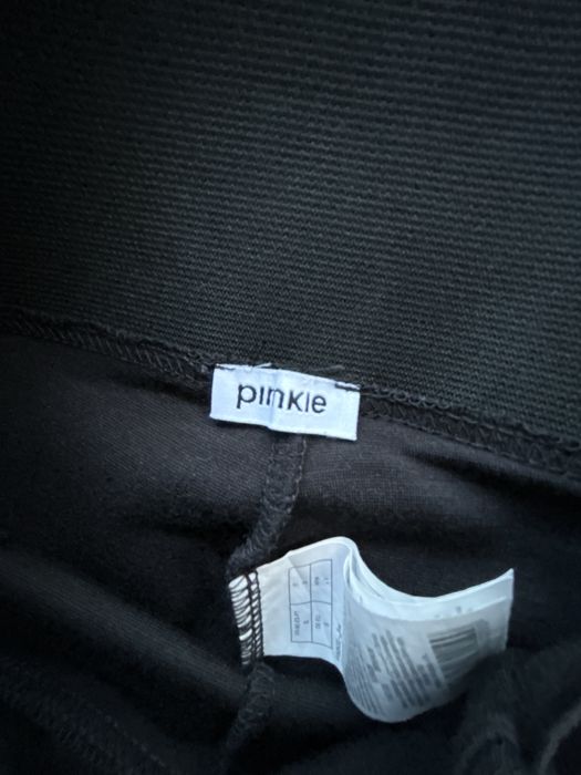 Leggins pretas pele e tecido