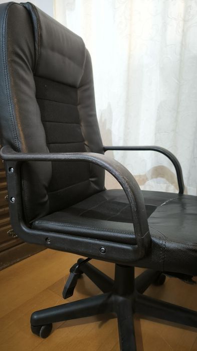 Cadeira de Escritório/Presidente Preta (Ler Descrição - Pistão)