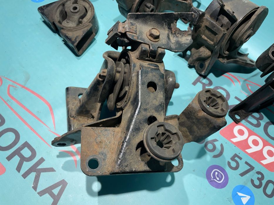 Подушка двигуна кронштейн Nissan X trail T30 Х трейл Т30