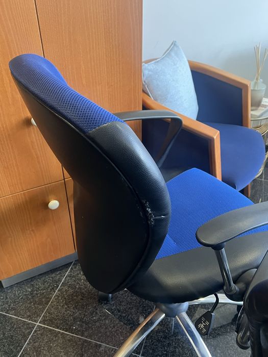 Cadeira escritório azul e preta
