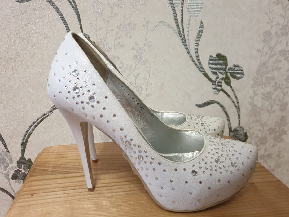 Свадебные туфли белые