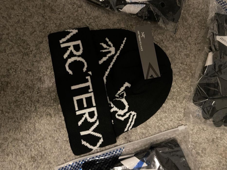 Nowa Czapka Arc’Teryx czarnego-szareg-białego  koloru