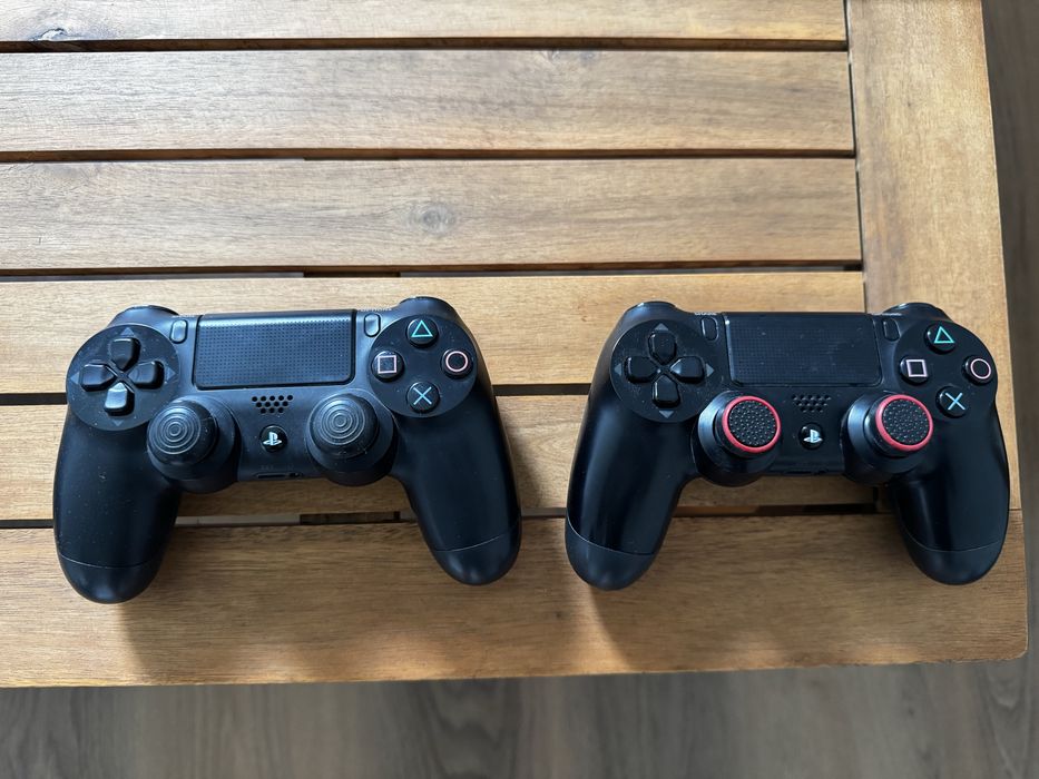 PS4 - 1TB com comandos e jogos