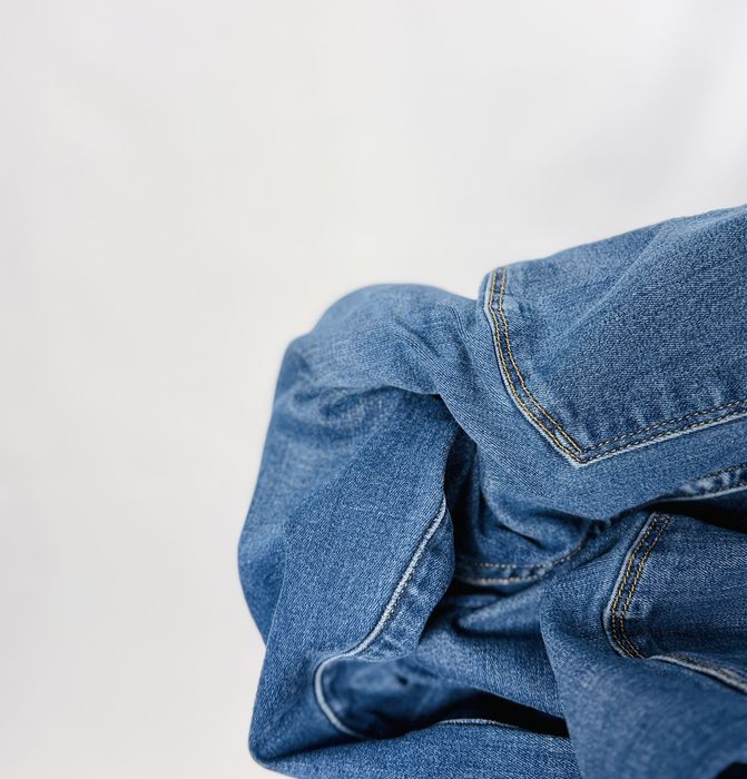 Niebieskie jeansy z postrzępionym brzegiem S 36