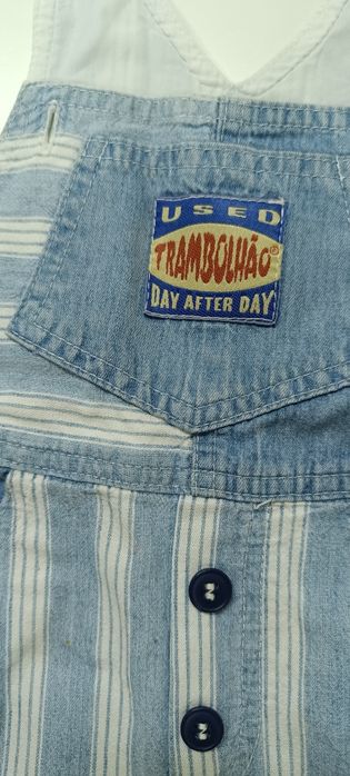 Calças jardineiras de criança