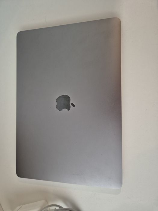 MacBook Pro 13" 2020 — 16GB RAM | 256GB | Touch Bar | PT ISO - Apple