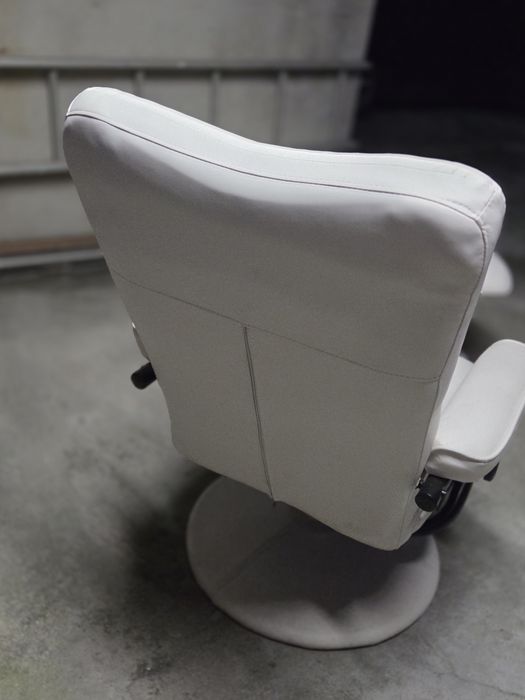 Poltrona reclinável branca com puff — ótima condição