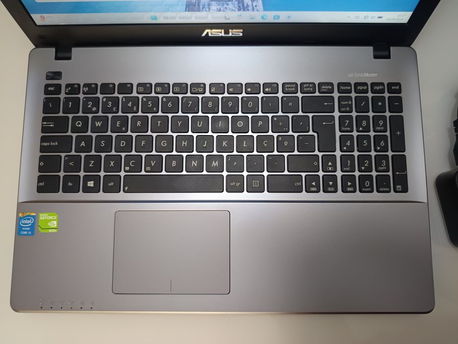 Portátil ASUS  /  8GB RAM  /  SSD 200GB / Gráfica 2GB
