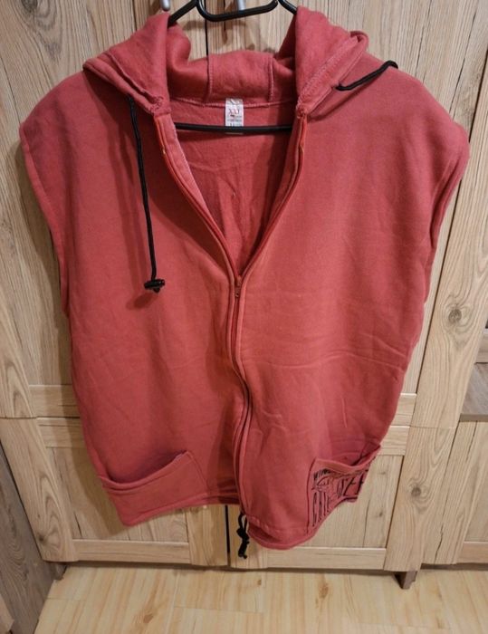 Nowa kamizelka damska z kapturem I nadrukiem na plecach