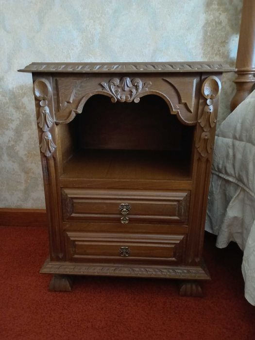 Quarto completo estilo clássico em nogueira. Excelente estado.