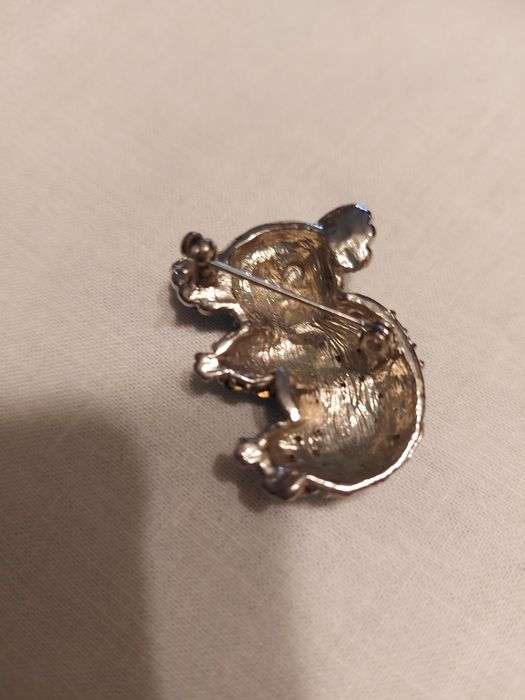 Broche / Pregadeira Koala, com brilhantes.