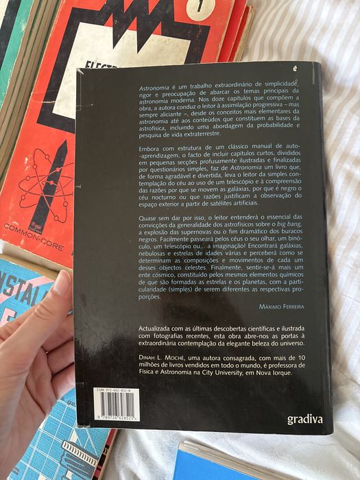 Livro “Astronomia” de Dinah L. Moché