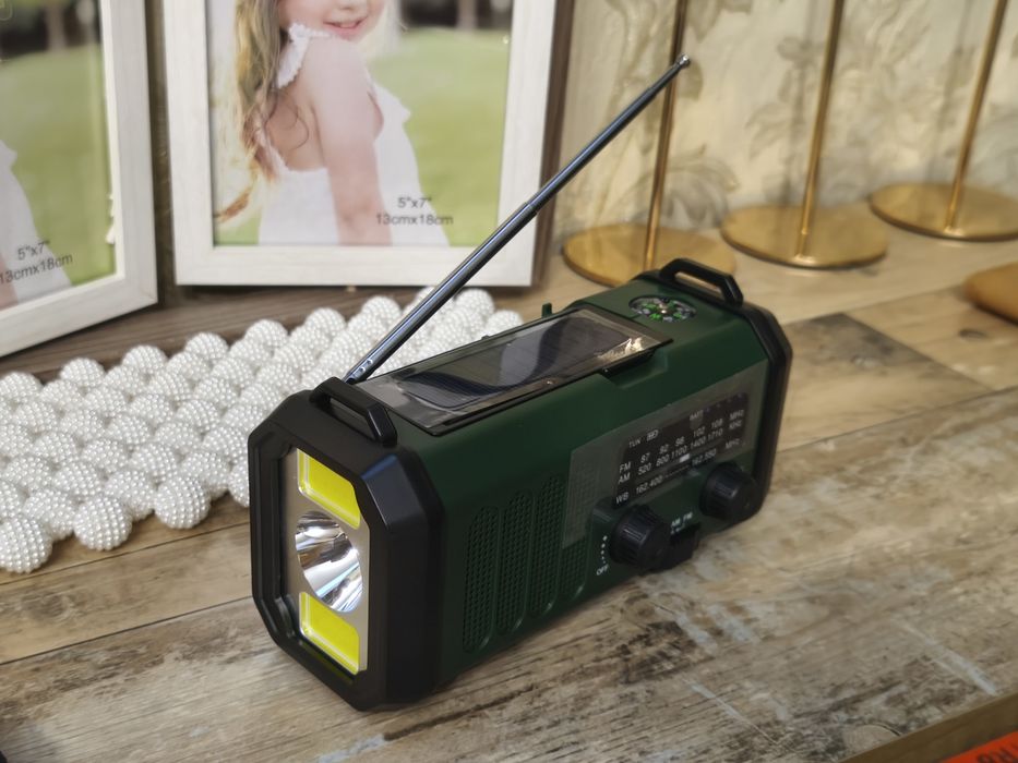 Радіо приймач -ліхтар ,павербанк