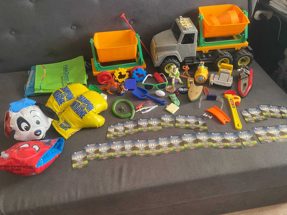 Іграшки для хлопчика Hot Wheels та футбольні картки за все 270 грн