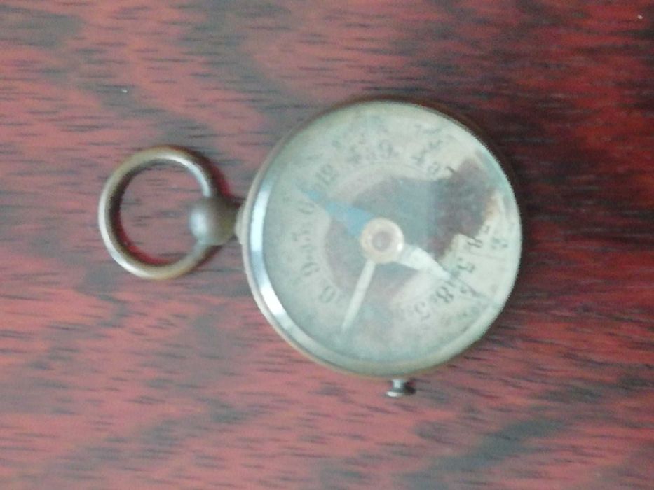 Bússola antiga, pequena e a funcionar