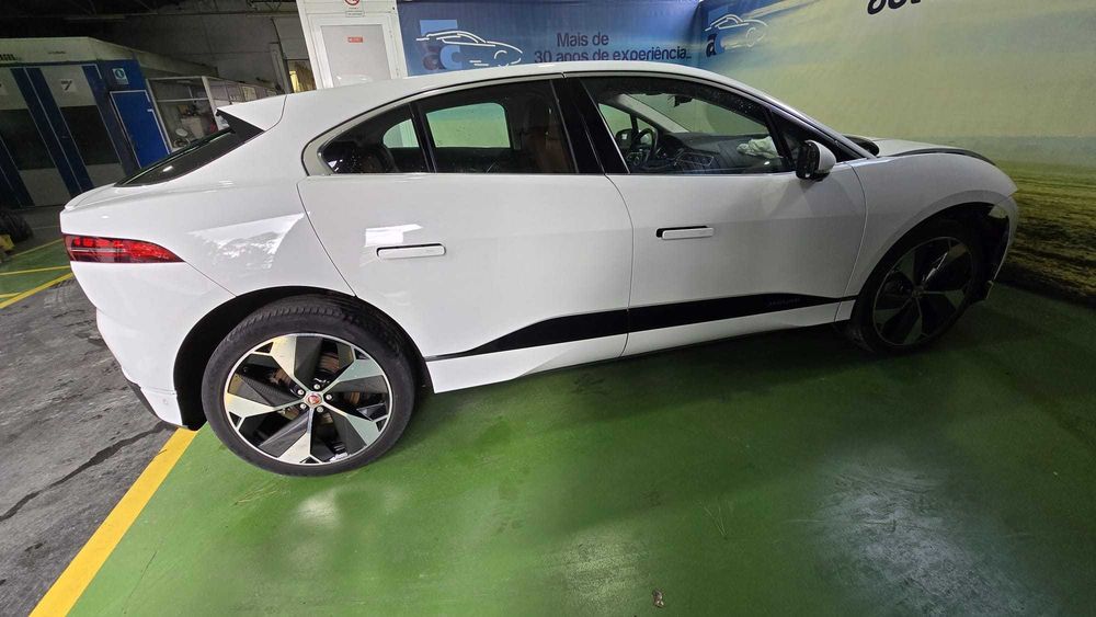 Jaguar I-Pace EV400 AWD  -  Salvado